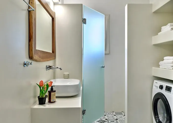 Leo - Unique & Calm Páros